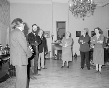 884550 Afbeelding van de aanbieding van het eerste exemplaar van het boek Utrecht verleden tijd door A.C. Roodnat ...